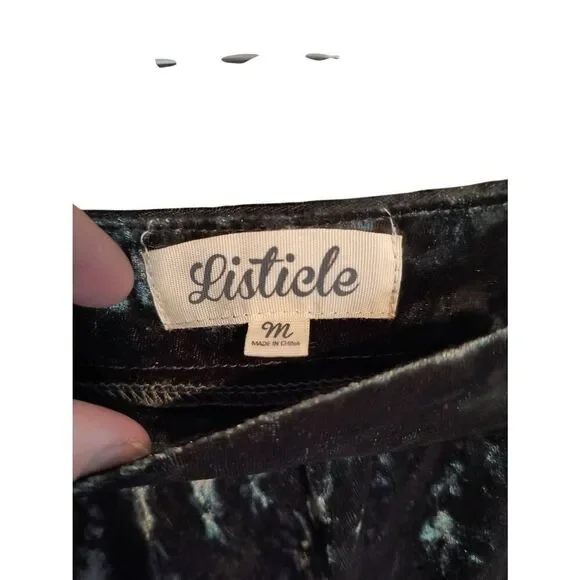 Listicle Women's Size Medium Dark Purple Velour Velvet Shorts Comfort - Picture 3 of 5